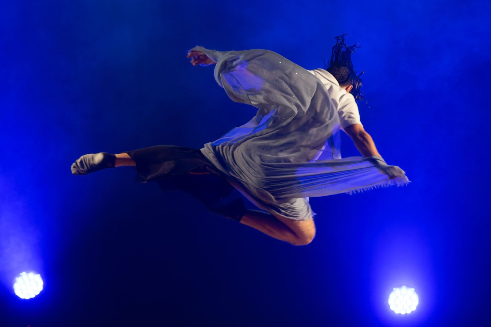 Danseuse en plein saut